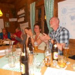 Gemütliches Beisammensein in der Fischerhütte am Fischteich des Berghotel Lämmerhof
