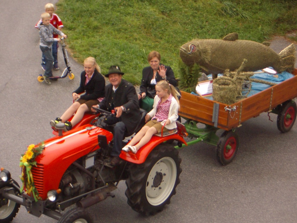 Die Lämmerhof Forelle mit Oldtimertraktor