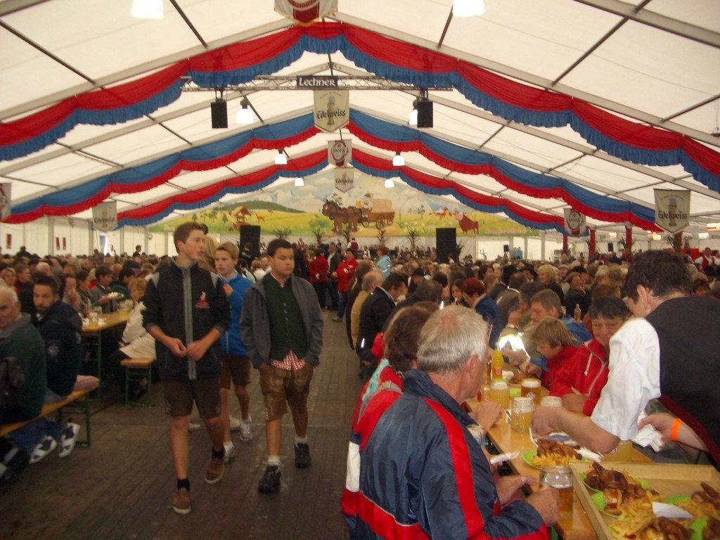 Das Festzelt zum HeuART Fest in St. Martin 2013