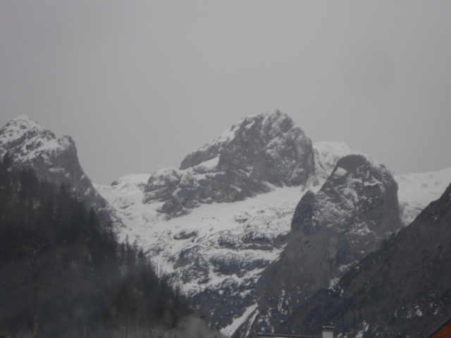 Blick auf die verschneiten Berge im Lammertal