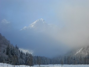 Der Nebel gibt einen Blick auf die Gipfel des Tennengebirges bei frei einer Schnupper-Skitour