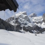 Eiszapfen am Dach mit Bergkulisse