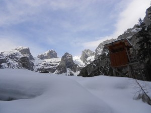 Ein Hochstand in der Winterlandschaft