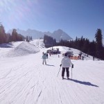 Skifahrer auf der Piste in der Skiregion Dachstein West