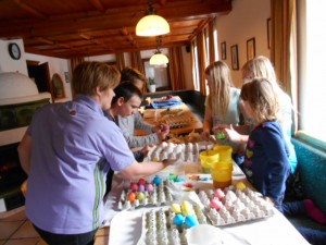 Ostereier bemalen mit einer ganzen Gruppe Kinder ist gar nicht so einfach! Osterbräuche am Lämmerhof