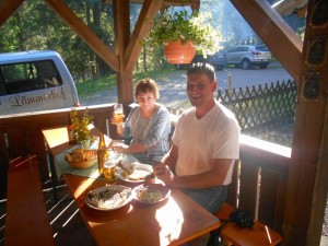 Gäste auf der Tarrasse der Fischteichhütte im Lammertal