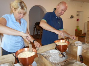 Frischkäse herstellen während der Lämmerhof Heimatwochen