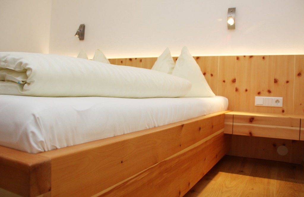 Doppelbett aus Zirbenholz inkl. Nachttisch
