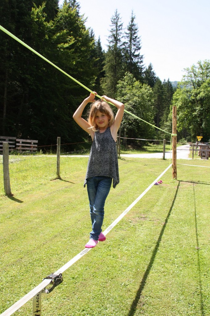 Selbst die Kleinen können mit der Unterstützung des Seils das Slacklinen spielerisch erlernen