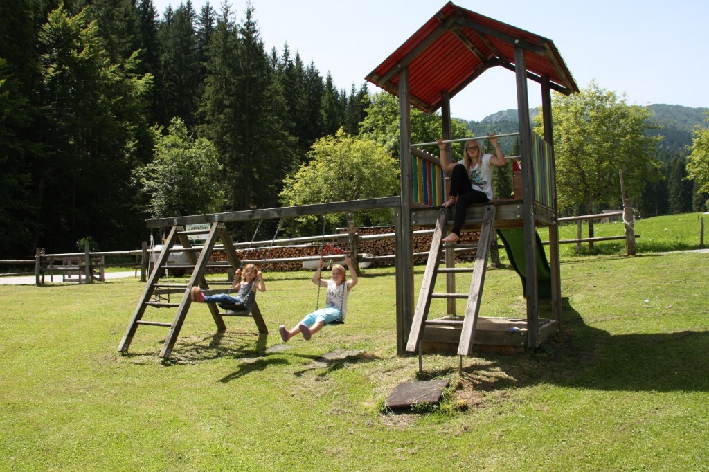 Schaukeln, Rutschen, Sandburgen bauen - die Klassiker am Spielplatz