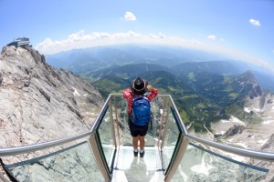 Treppe ins Nichts an der Hängebrücke am Dachstein