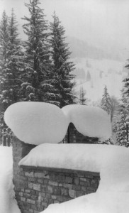 Eingang Adlerhorst im lammertal im Winter vor vielen Jahrzehnten