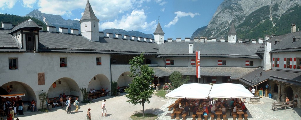 Mittelalterliches Treiben im Innenhof der Festung Hohenwerfen © Queryzo CC by SA 3.0