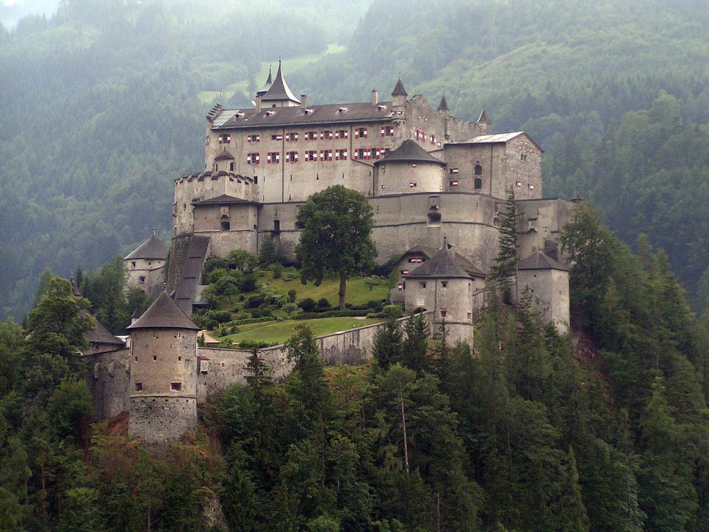 Die Burg Hohenwerfen © Sir James CC by SA 2.5