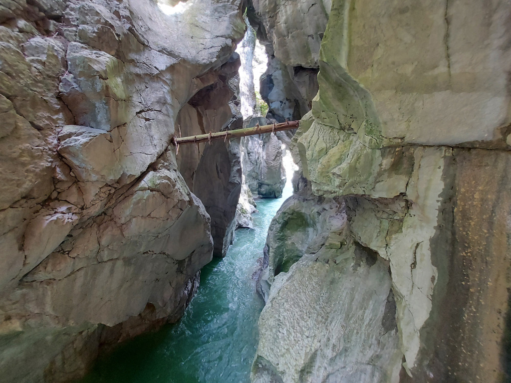 Dunkle Klamm