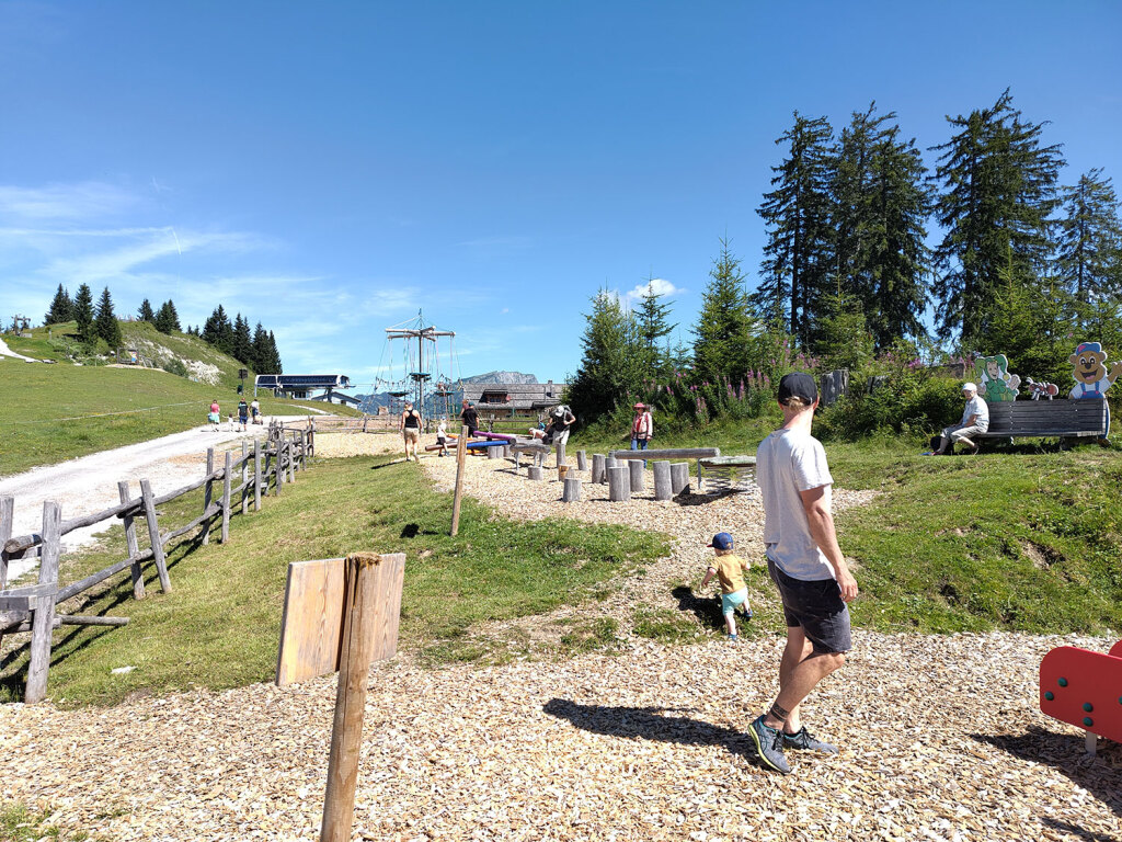 Wer die Zeit nicht nur am Spielplatz verbringen möchte, hat die Möglichkeit für viele Wanderungen.