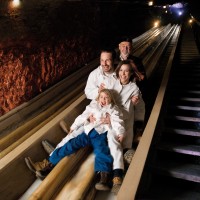 Holzrutsche in den Stollen der Salzwelten Hallein