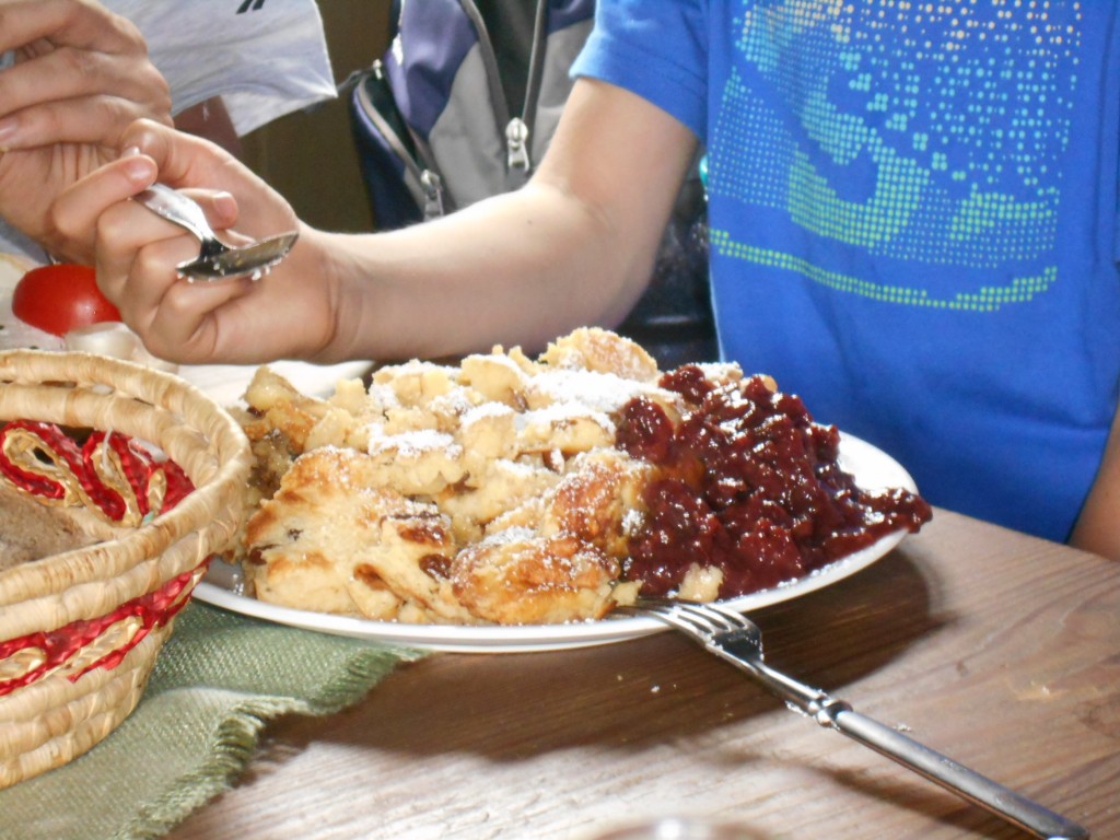 Ein Kaiserschmarren mit Zwetschkenröster: himmlischer Genuss