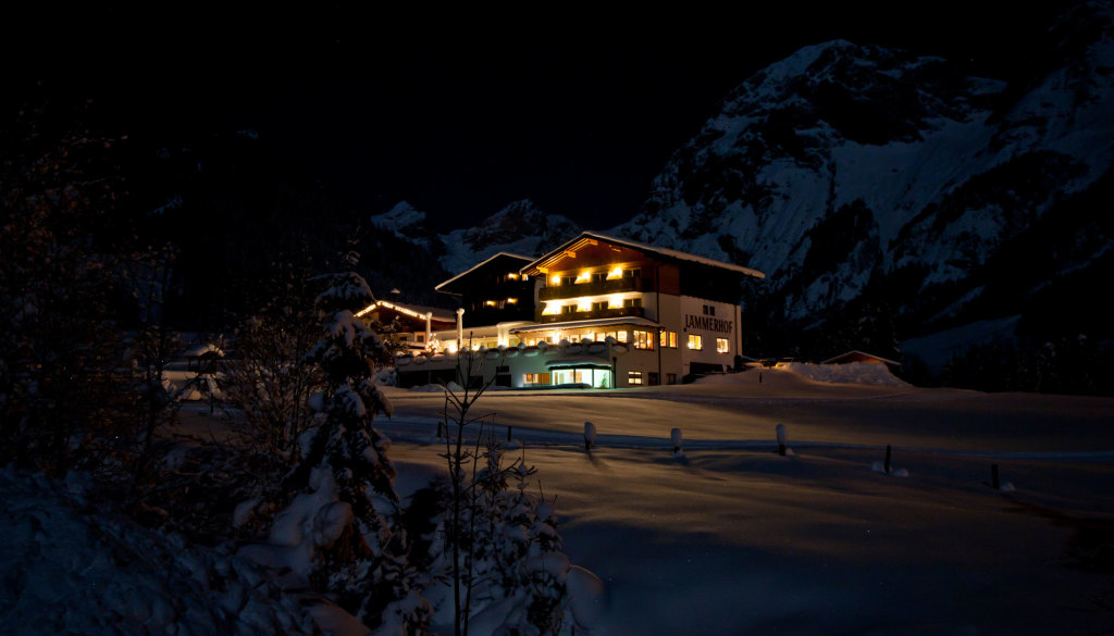 Berghotel Lämmerhof im Winter bei Nacht