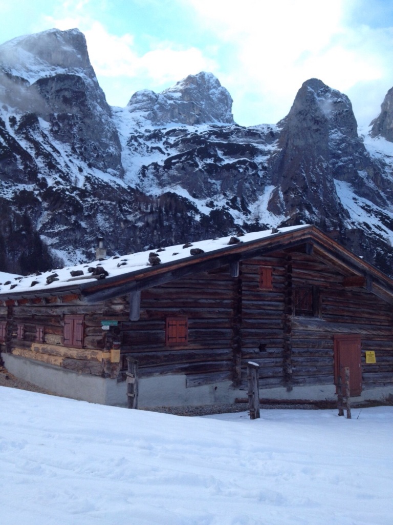 Hütte in der Aualm im Winter