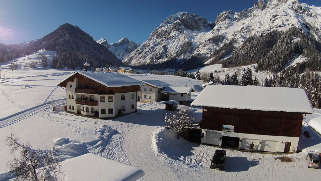 Hotel mit Bauernhof und Appartements im Winter