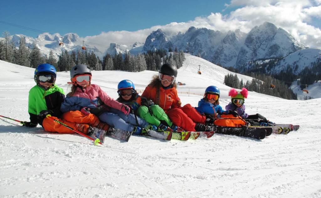 Skilehrerin mit Skigruppe