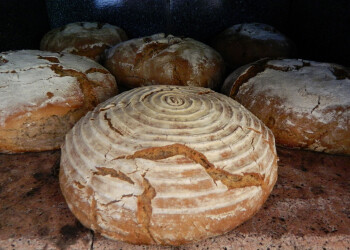 Bauernbrotlaib im Schamottofen