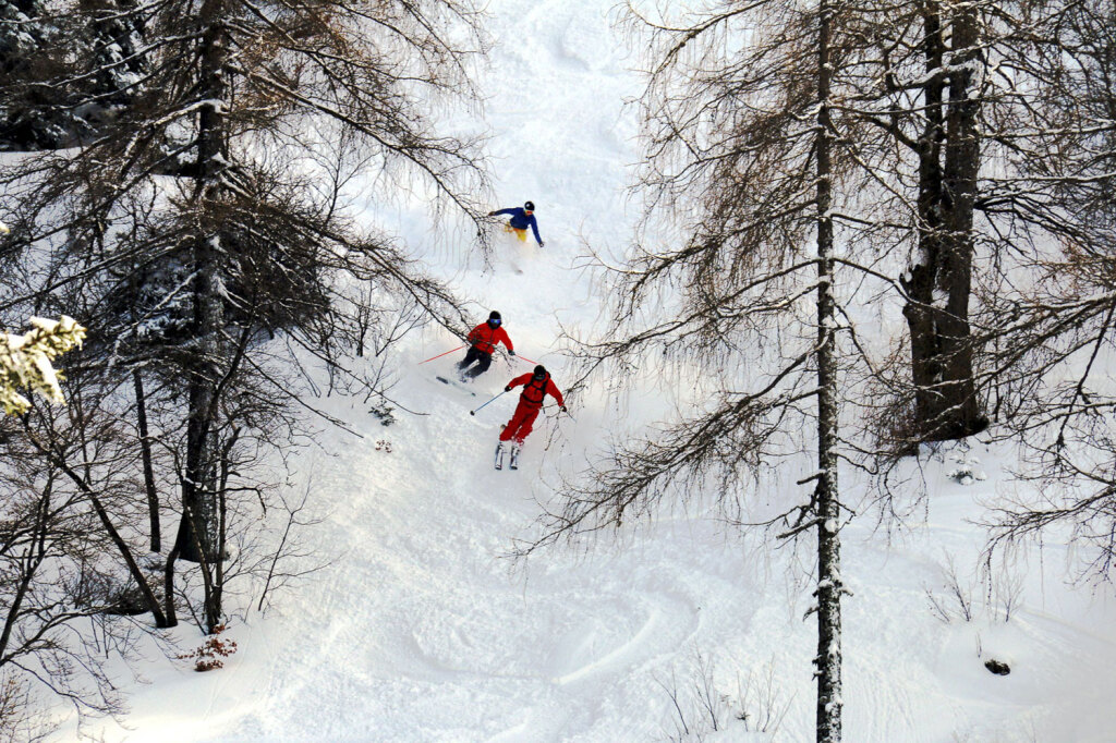 Skilehrer mit Skischülern