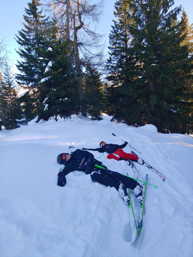 Zwei müde Skifahrer