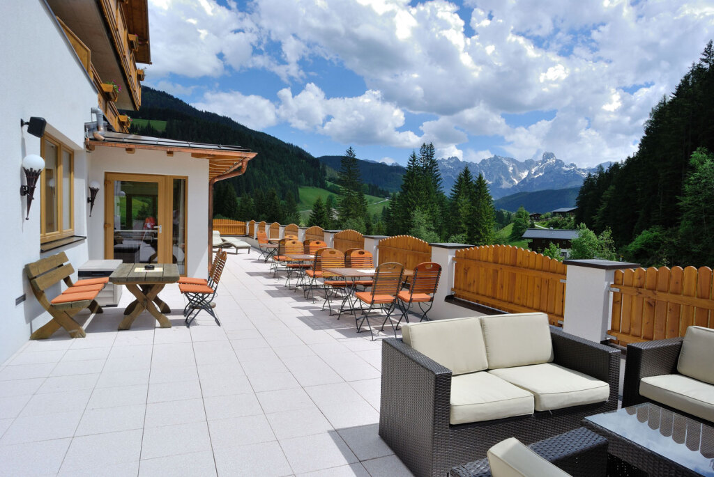 Terrasse mit Gosaukammblick