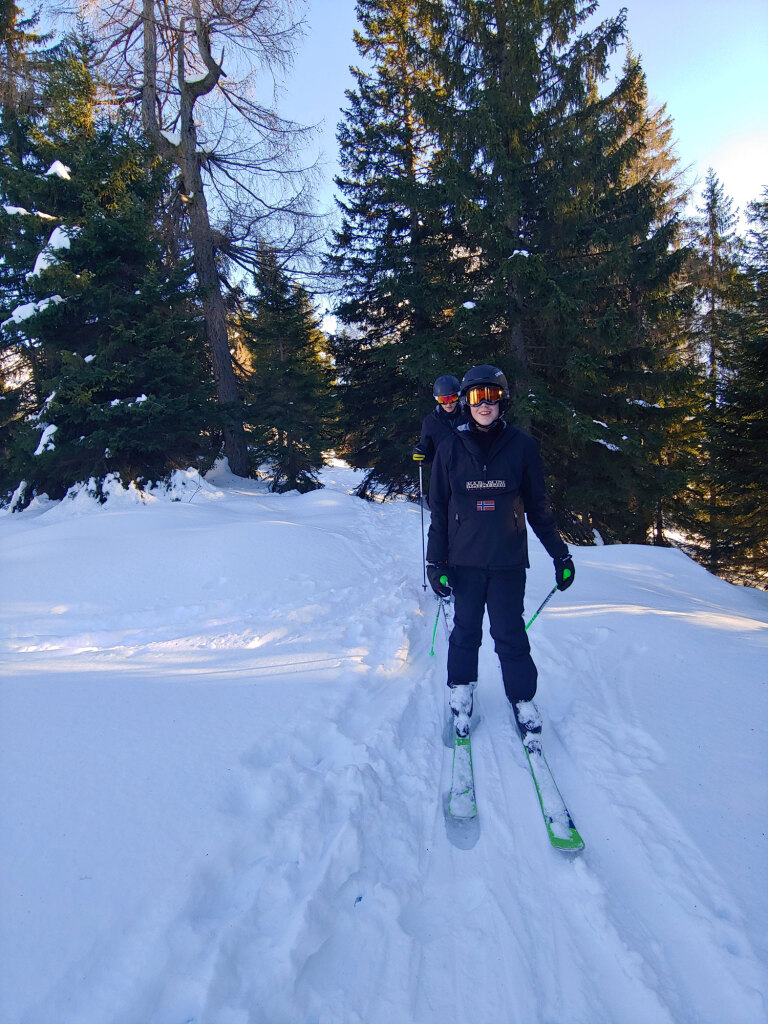 Zwei Skifahrer im Tiefschnee