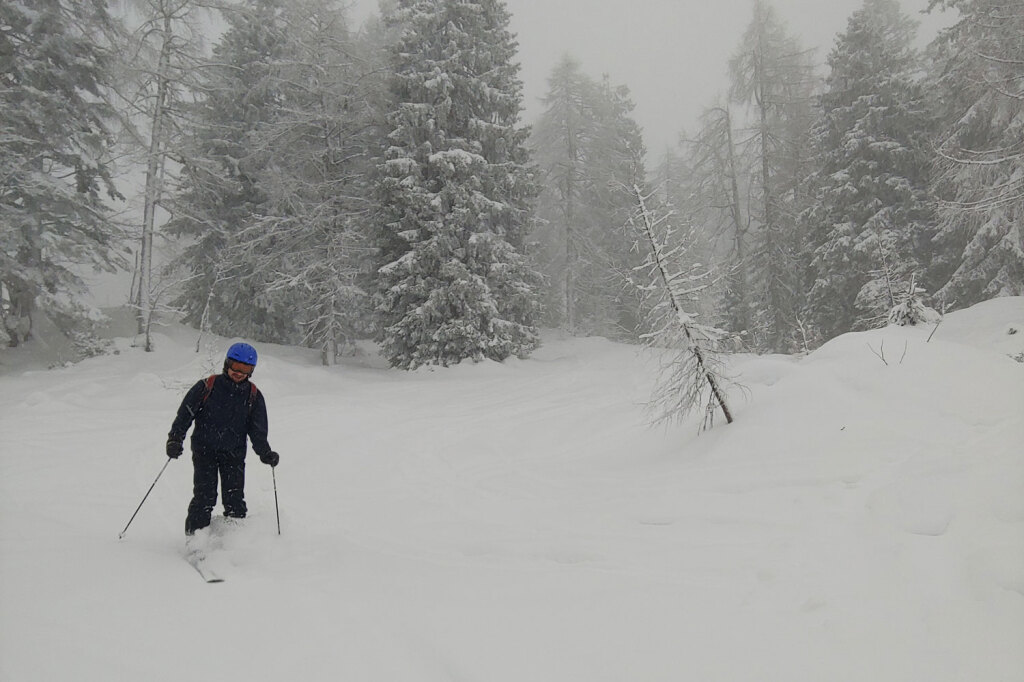 Ein Skifahrer im Tiefschnee