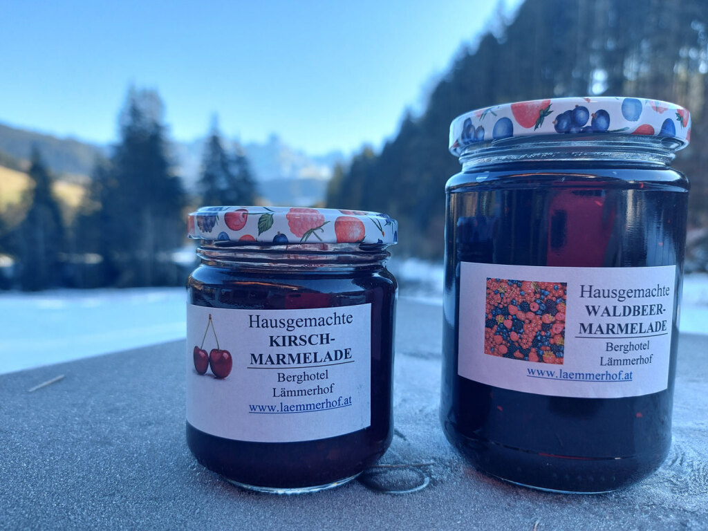 Kirschmarmelade und Waldbeerenmarmelade