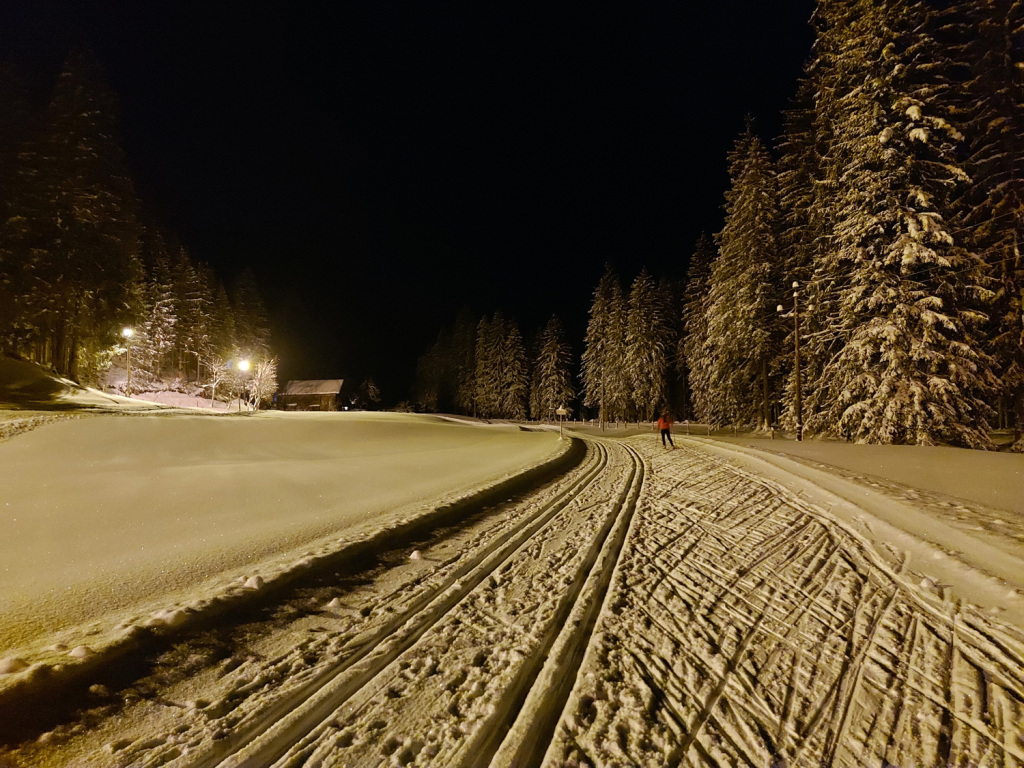 Flutlichtloipe bei Neuschnee