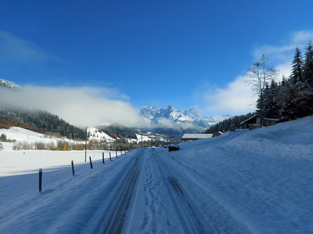 Winterwandern mit Blick zum Gosaukamm