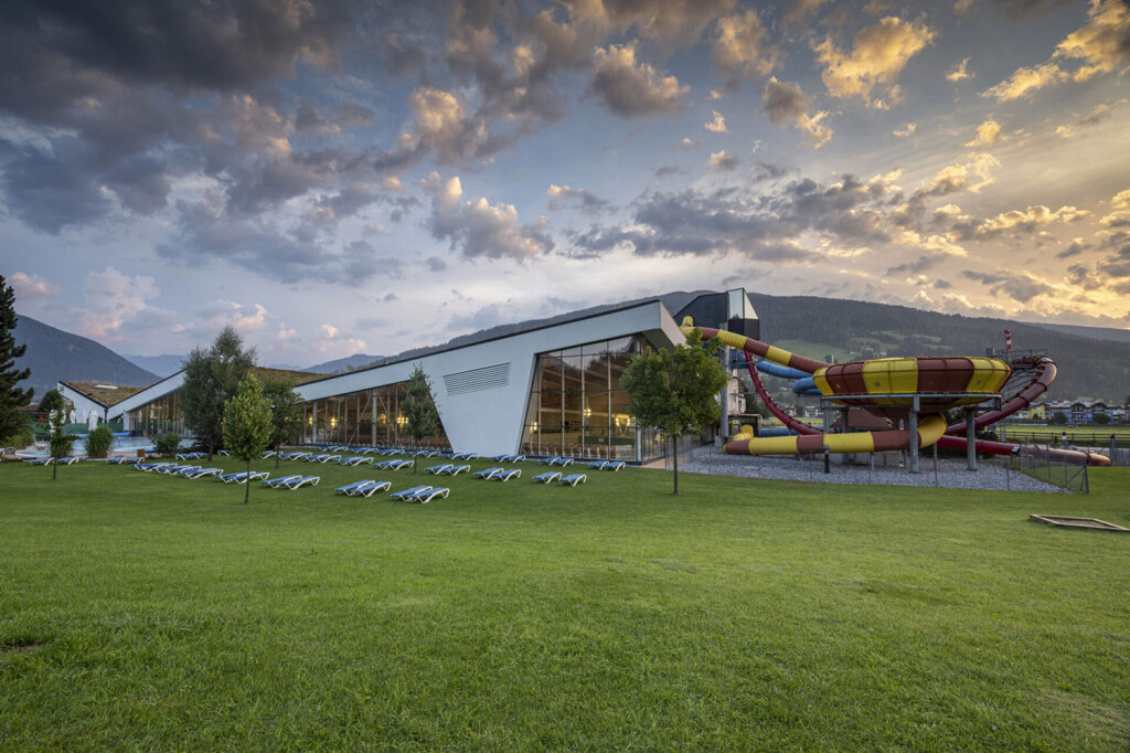 Therme Amadé mit Rutschen in Abendstimmung